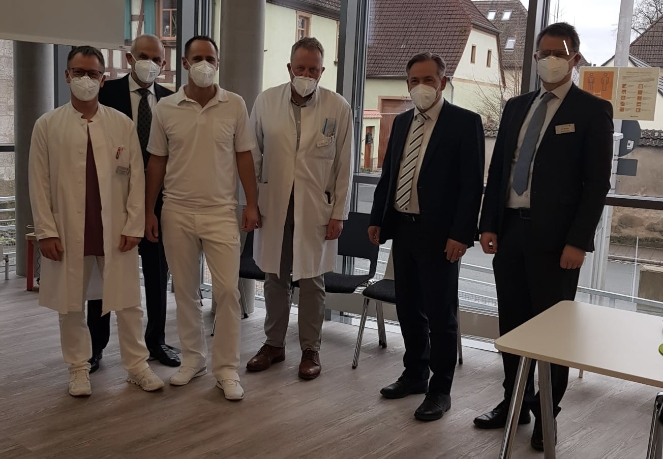 Dr. Tim Schlegel, Prof. Friedrich Hennig, Dr. Jan Plötzner, Dr. Martin Grauer, Landrat Alexander Tritthart, kaufm. Leiter Thomas Menter (v.l.n.r.) Auf dem Gruppenfoto (von links nach rechts): Dr. Tim Schlegel, Prof. Friedrich Hennig, Dr. Jan Plötzner, Dr. Martin Grauer, Landrat Alexander Tritthart, kaufm. Leiter Thomas Menter