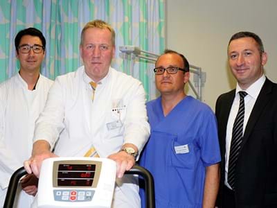 Neue Oberärzte.JPG Neu im Kreiskrankenhaus: Dr. Sebastian Krinner (l.) verstärkt die Unfallchirurgie, Dres. Reinhard Döring und Hüseyn Tasdelen (2. u. 1.v.r.) sind neu im Team von Dr. Martin Grauer (2.v.l.)